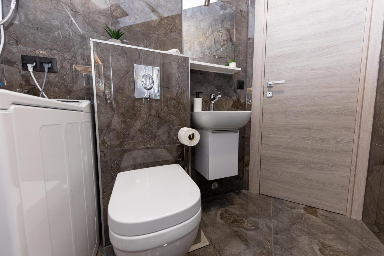 New Studio For 2, Free Private Garage Spot, Wi-Fi, 200 M From Mall Of สปลิท ภายนอก รูปภาพ
